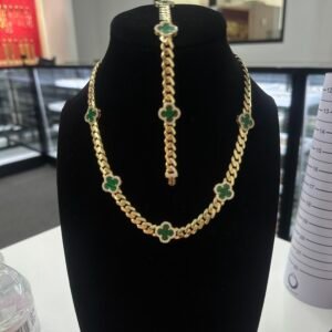 Monaco con flores verdes